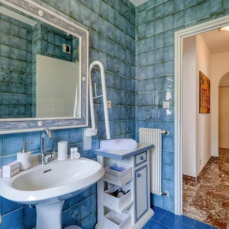 Les Cypres Garavan מנטון